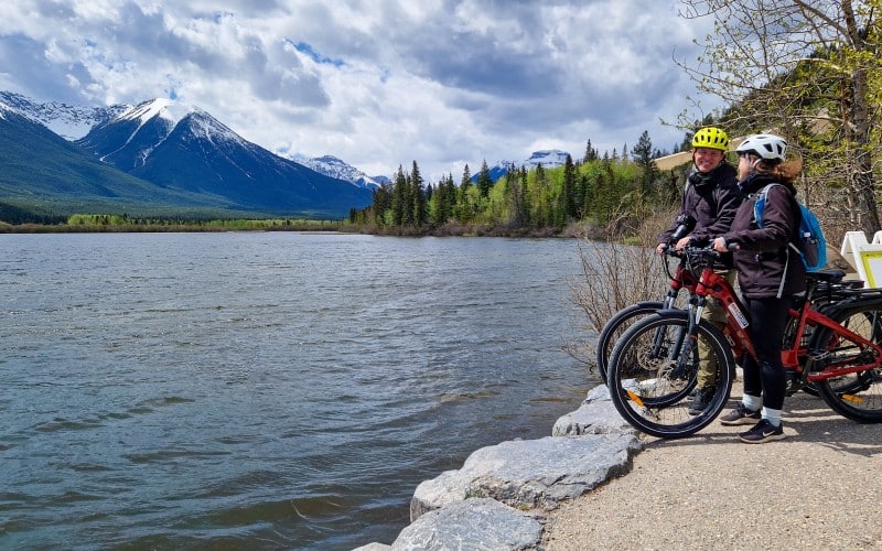 cykeltur forbi vermilion lakes ved banff nationalpark