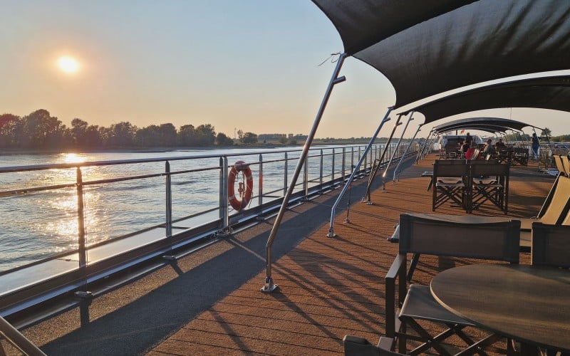 nyd udsigten fra soldækket på flodkrydstogt med VIVA Cruises
