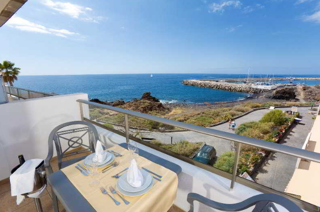 Hotel Gema Aguamarina Golf ligger ved havet på Tenerifes sydkyst - kun 5 min fra lufthavnen