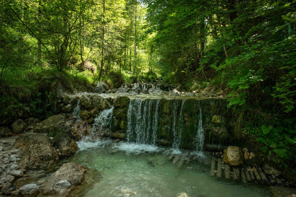 Weißbach mit Steintürmen