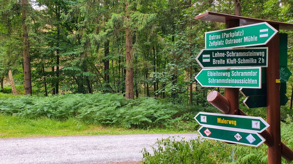 Wanderweg zu den Schrammsteinen, Wegweiser-
Schrammsteine und den historischen Personenaufzug