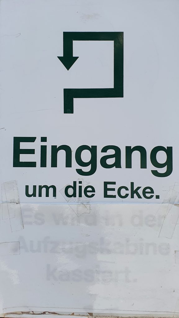 um die Ecke historischer Personenaufzug 
Schrammsteine und den historischen Personenaufzug