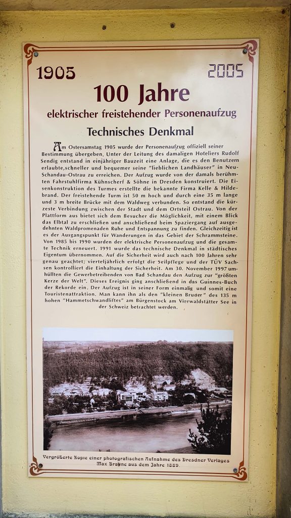 historischer Personenaufzug Infotafel-
Schrammsteine und den historischen Personenaufzug