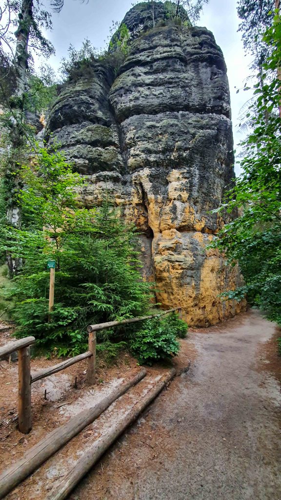 Felsen die den Weg säumen Schrammsteine