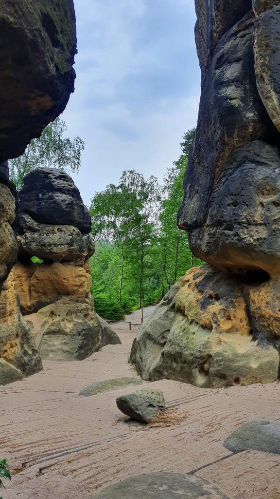 Felsen die den Weg säumen Schrammsteine