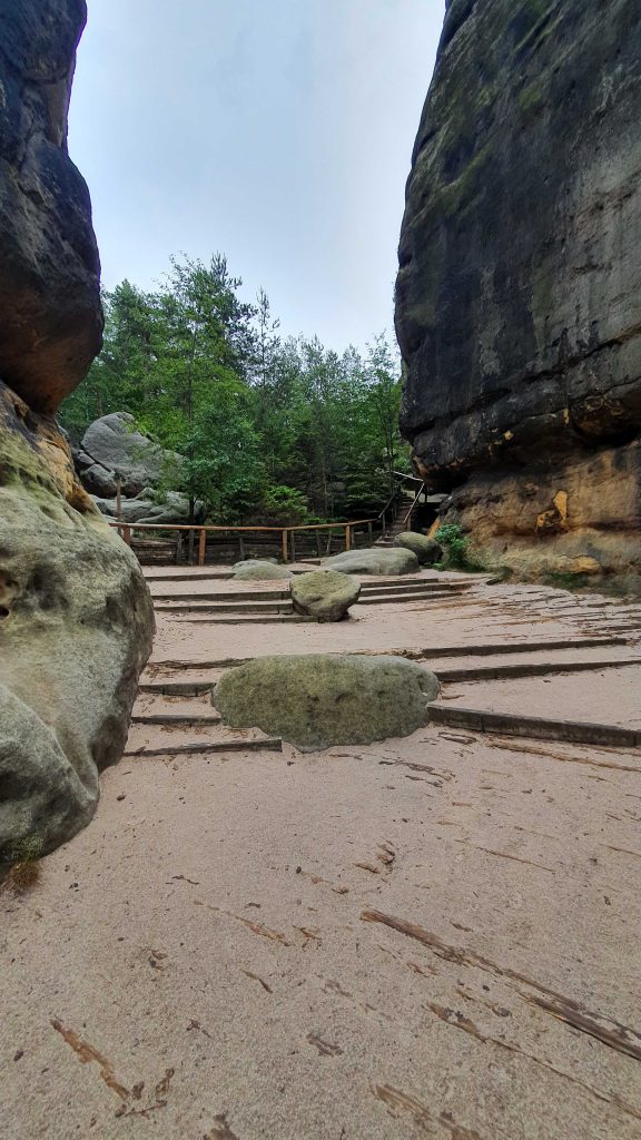 Felsen die den Weg säumen Schrammsteine