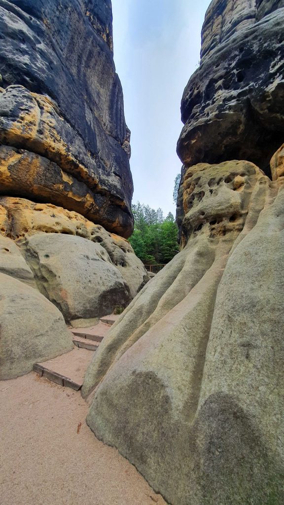 Felsen die den Weg säumen Schrammsteine