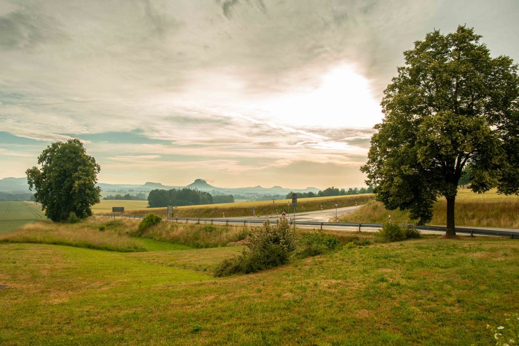 Aussicht vom Parkplatz "Heiterer Blick"-
Schrammsteine und den historischen Personenaufzug