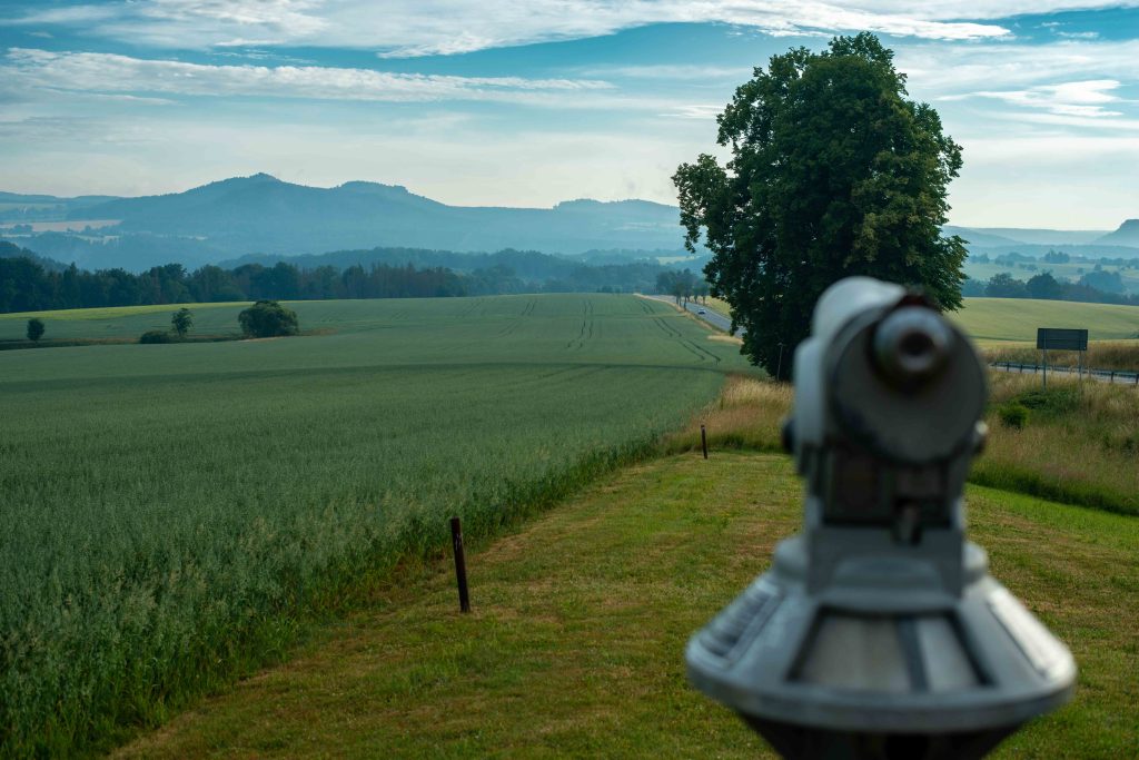 Aussicht vom Parkplatz "Heiterer Blick"-
Schrammsteine und den historischen Personenaufzug