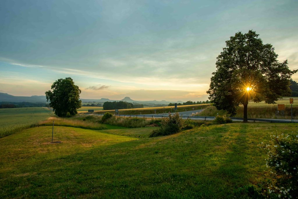 Aussicht vom Parkplatz "Heiterer Blick"-
Schrammsteine und den historischen Personenaufzug