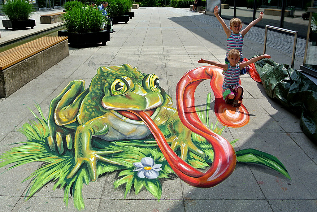 3D Streetpainting Eating Frog