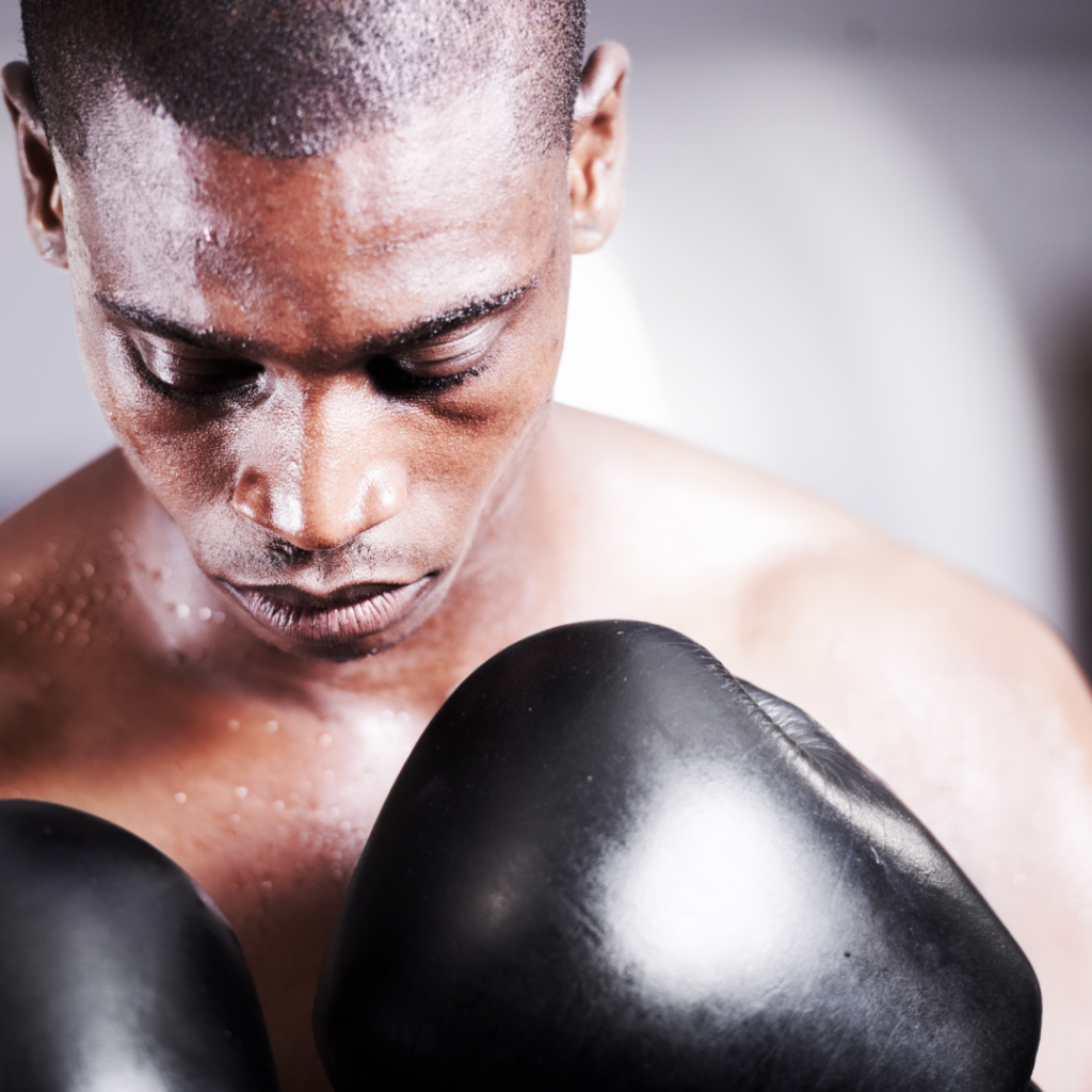 Boxeador afroamericano centrándose a través de control mental