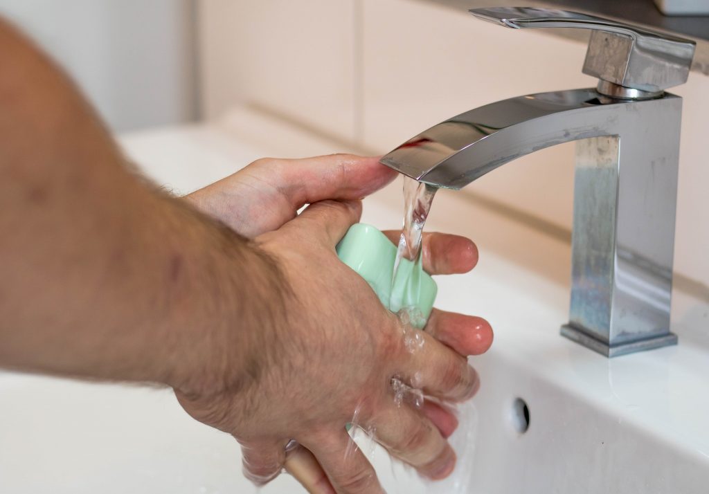 Dørhåndtaget ud fra toilettet er fuldt af bakterier – RENT i Danmark