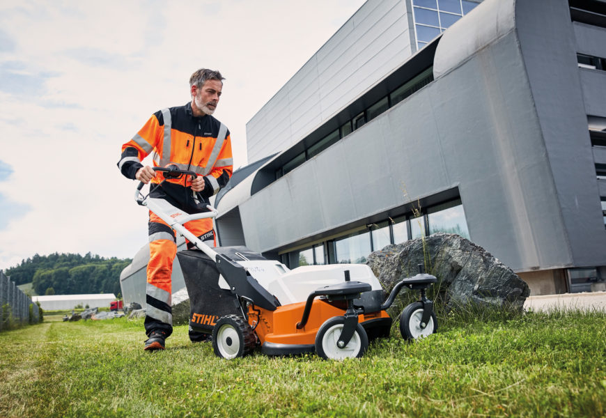 Kraftfuld batteriplæne-klipper til store arealer