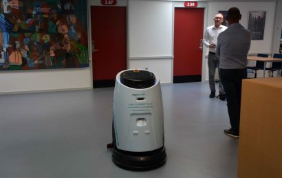 Ny revolutionerende robot klarer gulvvask på stort gymnasium