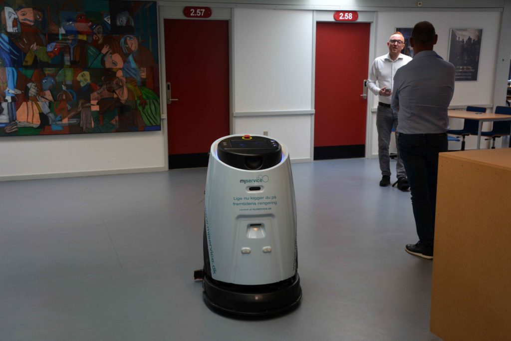 Ny revolutionerende robot klarer gulvvask på stort gymnasium – RENT i  Danmark