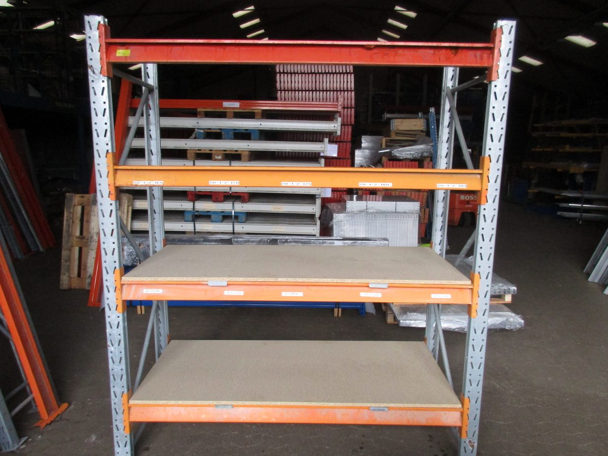 Kraftig storfagsreol med 2 fag, pallestiger og bærebjælker til tung opbevaring på lager eller værksted.