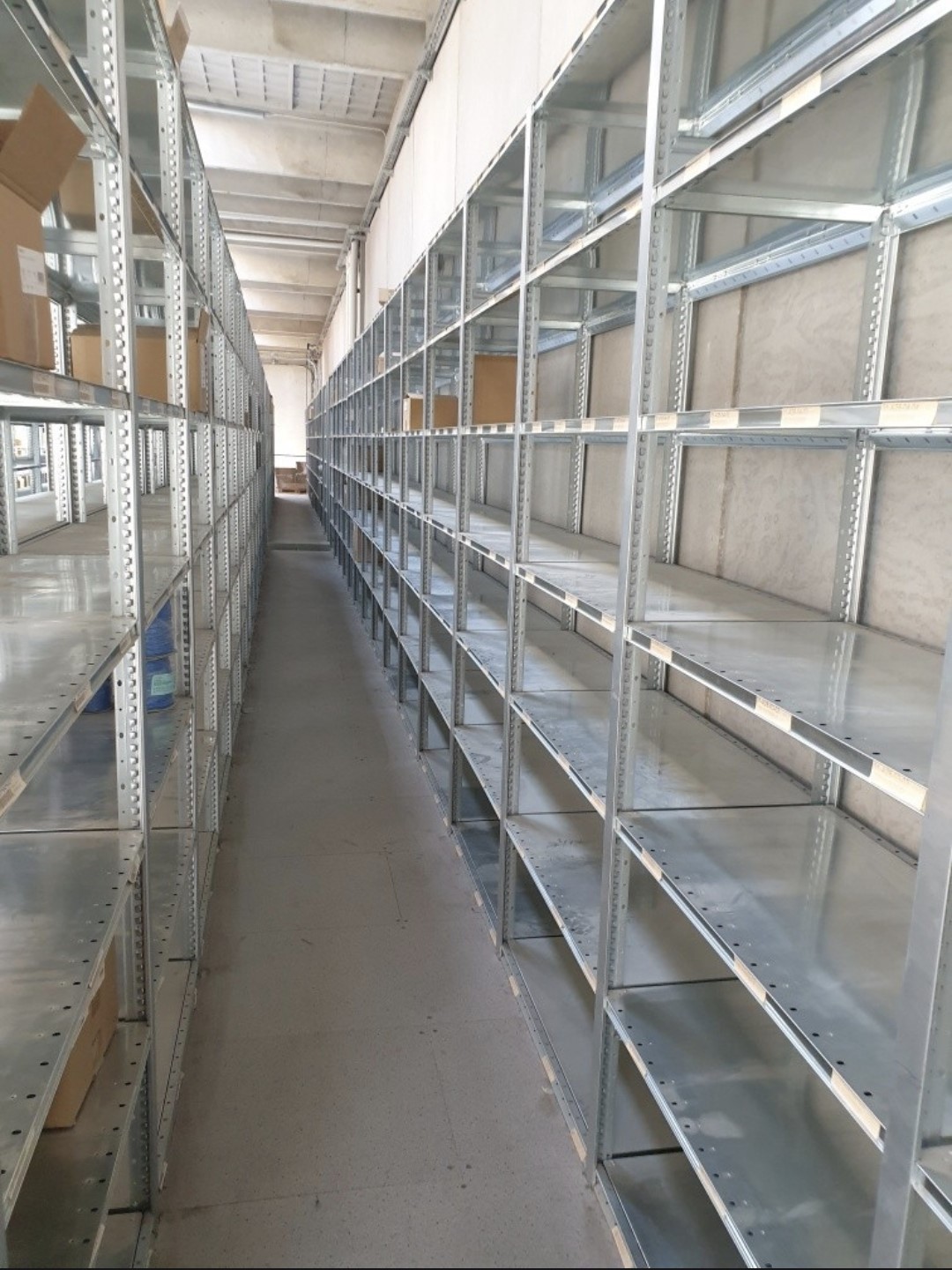 Brugte galvaniserede lagerreoler med reolgavle på 2500 mm og hylder i 500 x 1000 mm, klar til lagerindretning.