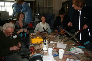 Bezoekers aan het Repair Café in de Montessorischool leerden hoe je tuingereedschap zelf kunt slijpen.  Foto PR