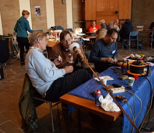 Reparateur George van Repair Café Oegstgeest wist uiteindelijk ook deze staande lamp weer aan de praat te krijgen.