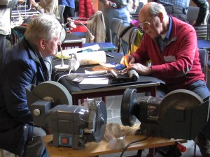 Vrijwilligers van Repair Café Oegstgeest zijn deskundig in het slijpen en onderhouden van tuingereedschap. (fotocredit: Foto PR/RCO)