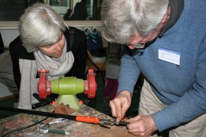 Slijpen en onderhoud van tuingereedschap, één van de vele klusjes die je op 10 maart uitvoert met vrijwilligers van Repair Café Oegstgeest. fotocredit: Foto PR/RCO