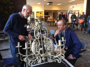 Het opsporen en verhelpen van kortsluiting in deze kroonluchter was een omvangrijke klus voor Rob, vrijwilliger bij Repair Café Oegstgeest.  fotocredit: Foto RCO