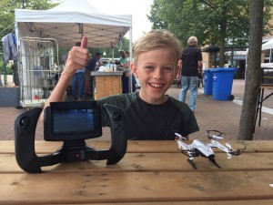 Olivier met zijn gadget; de gerepareerde drone