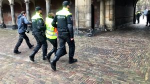 Een demonstrant met een geel hesjes op het Binnenhof wordt afgevoerd.