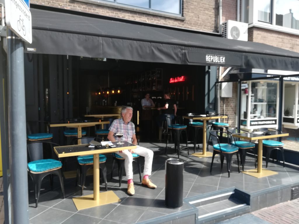 De voorzitter van De Republikeinen op het terras van bar De Republiek, midden op de markt van het historische Zaltbommel.
Mediabericht: De Republikeinen jaargang 3 nr. 4