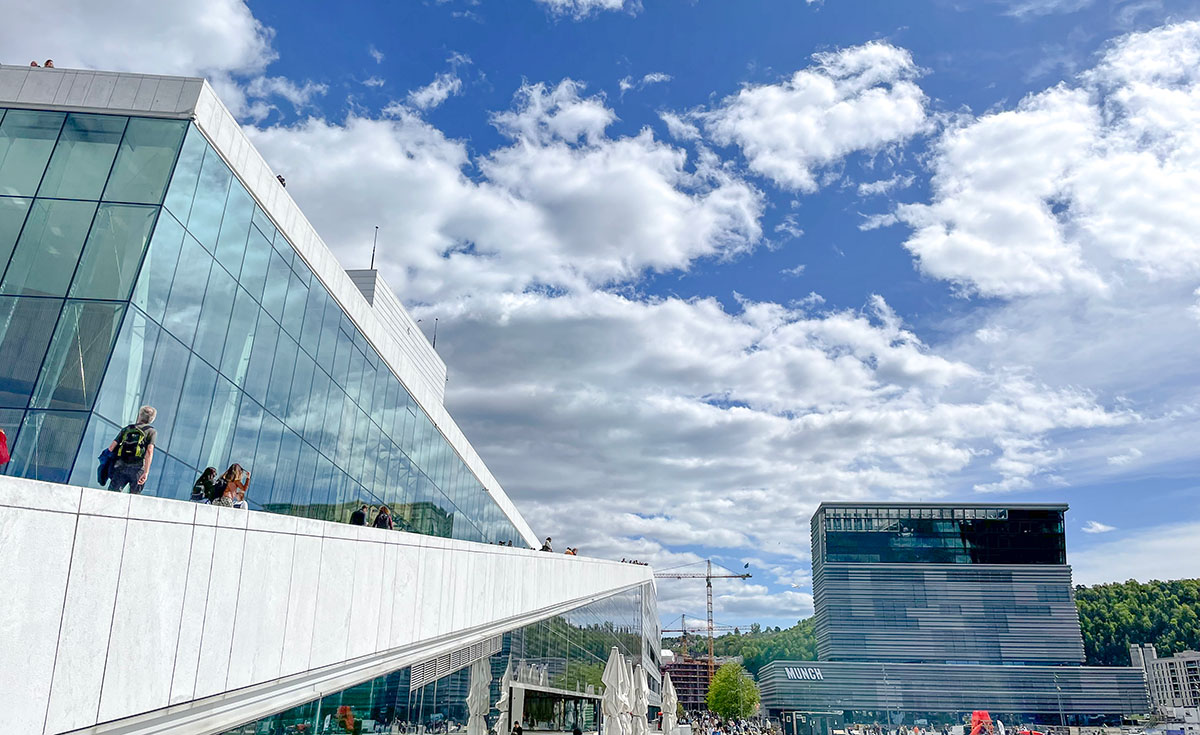 Oslo Opera i förgrunden och Munch museum i bakgrunden.