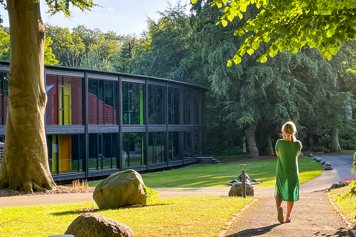 Sofie på väg till hotellflygeln på Rungstedgaard