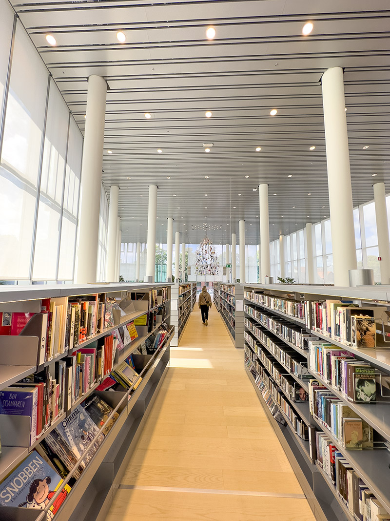 Gång mellan bokhyllor på Halmstad bibliotek