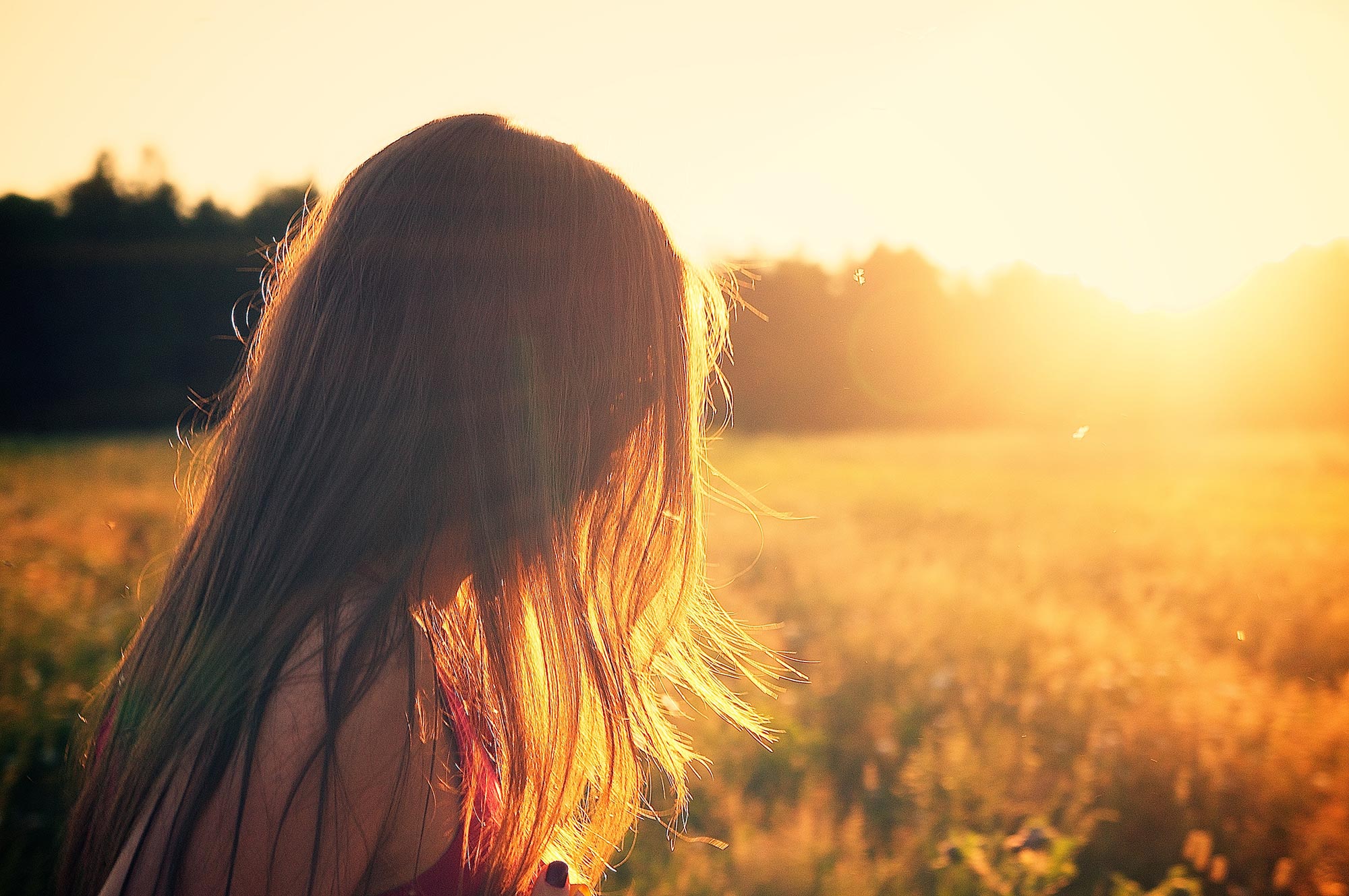 Frau lange Haare auf dem Feld