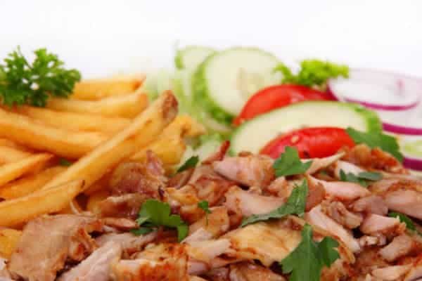 Gyros mit Beilage und Tzatziki
