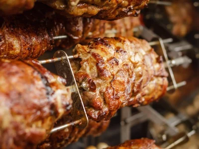 Rotisserie, auch als Spießbraten bekannt jetzt beim Lieferservice Lindos