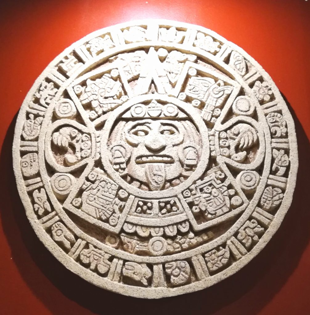 Calendario azteca en restaurante mexicano