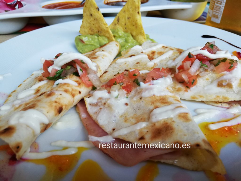 Quesadillas en el restaurante mexicano  los mandilones Madrid España