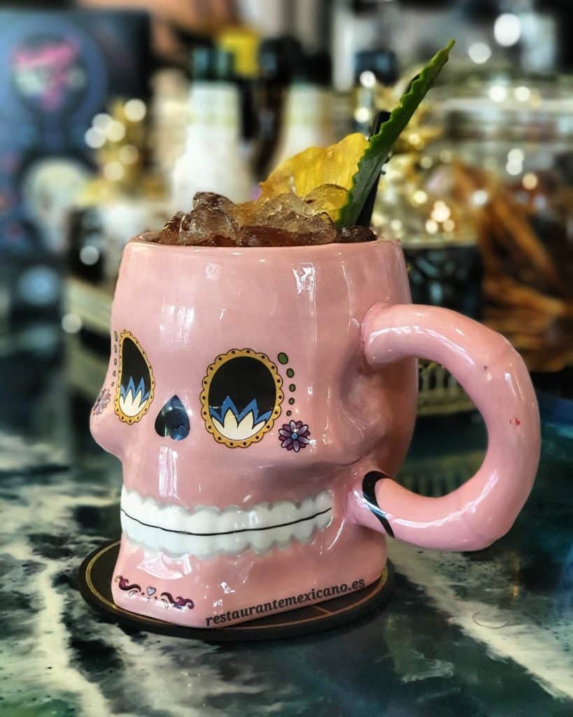 Taza de calavera mexicana 