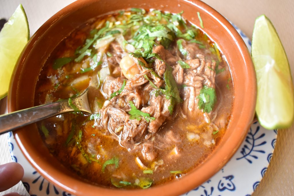 Plato mexicano Caldo de birria