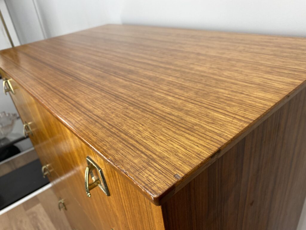 Ovanlig Retro Beeanese Valnöt Byrå - Image 6