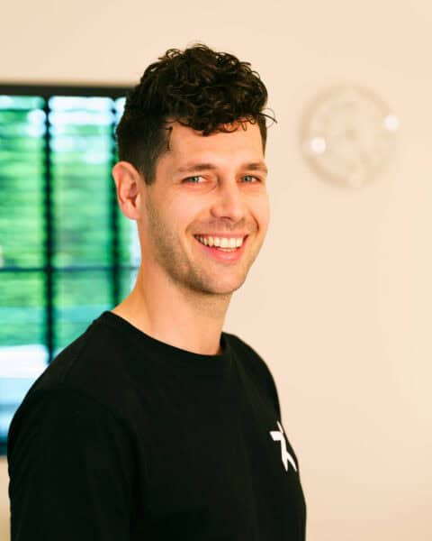 matthias byns kinesist zaakvoerder revact profielfoto in praktijruimte