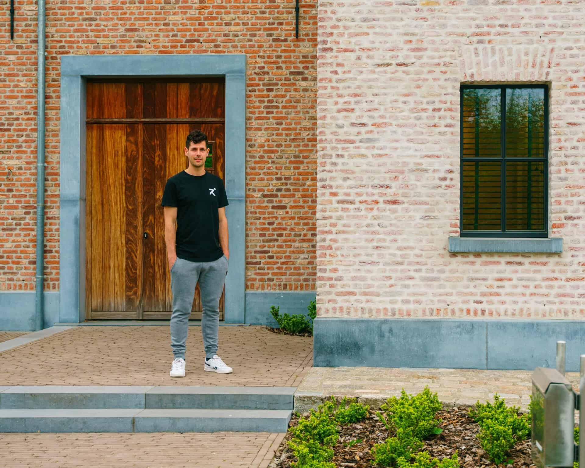 Matthias Byns zaakvoerder revact staat voor zijn praktijk in Turnhout - Zevendonk
