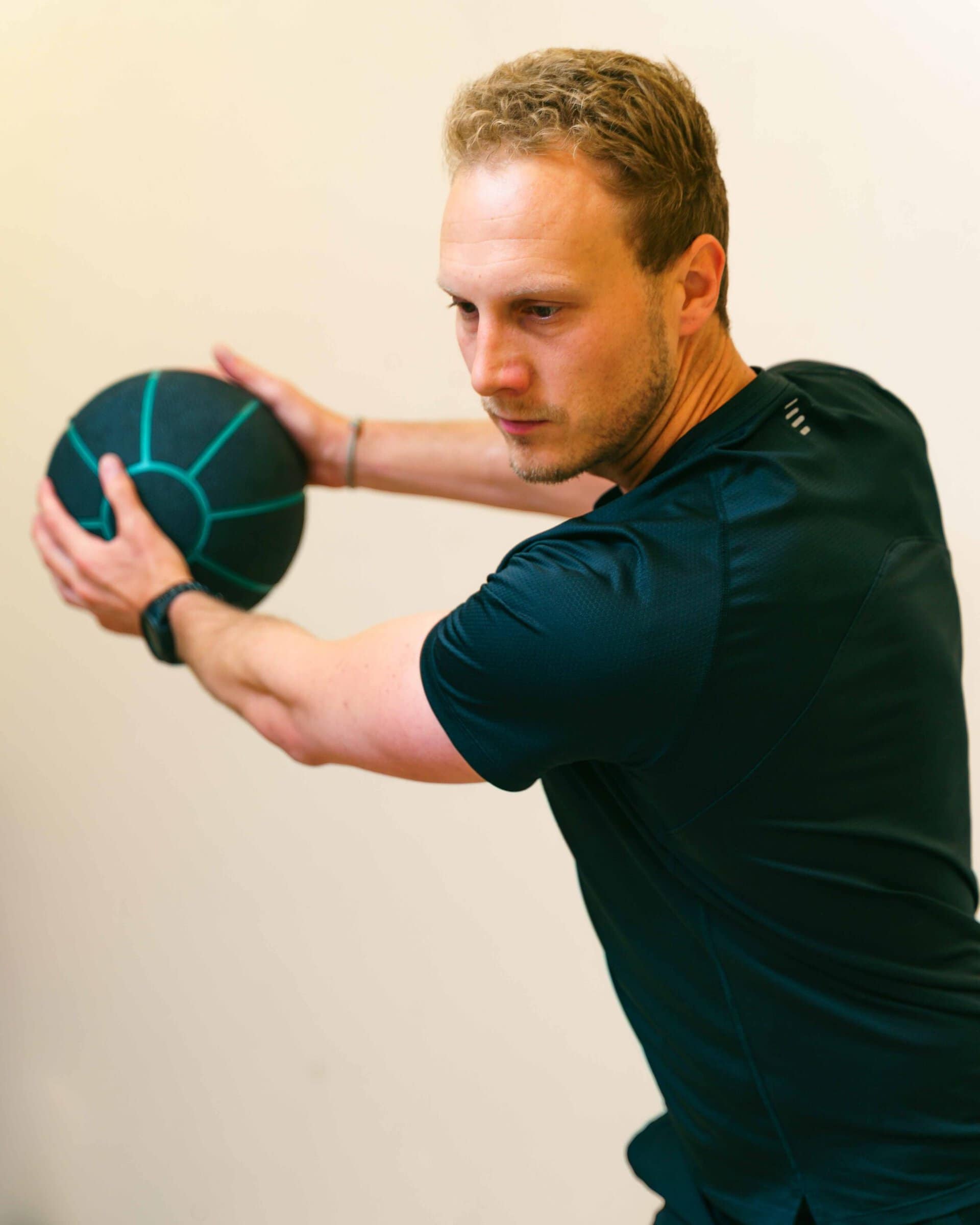 sportrevalidatie, verzwaarde bal heffen