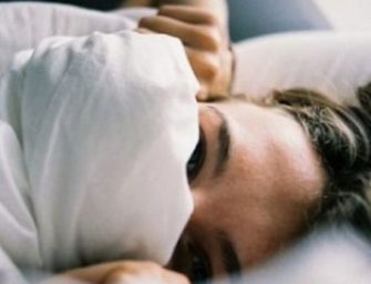 Kuptoni arsyen pse trupi juaj dridhet papritur gjatë gjumit