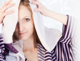 7 sëmundjet që shkaktohen nga gjumi me flokë të lagur