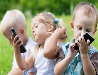 Në cilën moshë duhet t’i blini fëmijës telefon të mençur