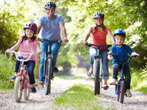Handwerksunternehmer genießt Freizeit auf einer Fahrradtour mit seiner Familie - unternehmerische Freiheit