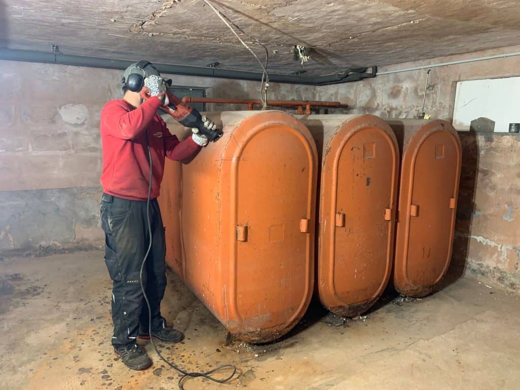 Beginn der Tankdemontage
