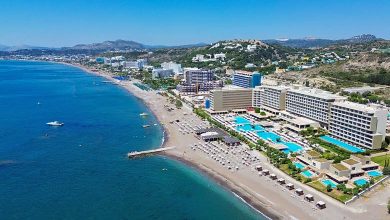 Faliraki ist ein beliebter Urlaubsort und Strand auf Rhodos